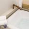 Farmhouse Suites by Amish Country Lodging