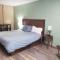 Blue Sky Inn- Complimentary Happy Hour Th-Sun, Veteran owned, Full Breakfast, Best green space, 1 mile from Blue Ridge, Fire Pit