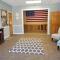 Blue Sky Inn- Complimentary Happy Hour Th-Sun, Veteran owned, Full Breakfast, Best green space, 1 mile from Blue Ridge, Fire Pit