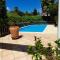Charmant studio avec piscine .