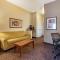 Comfort Inn & Suites Shawnee North near I-40 - شاوني
