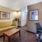 Comfort Inn & Suites Shawnee North near I-40 - شاوني