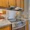 Texarkana Pet-Friendly Pad with Fenced Backyard - تيكساركانا