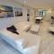 Deluxe Beach Resort - HORA RENTALS
