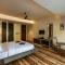 SaffronStays Sundowner by the Lake, Karjat - party-perfect pool villa with rain dance and cricket turf