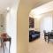 Sunny flat in elegant building close to Colosseum