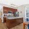Spacious 5-BR Apt next to transit Free Parking - شيكاغو