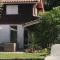Maison familiale en bois avec piscine, proche du bassin