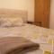 BrumStay UK - 5 Bed TownHouse with Garden and Parking for upto 3 small cars