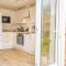 Saltbox Stays - Modern 3 Bed with off-street parking for 2 cars, fast Wifi, sleeps 6 - Ashby de la Zouch