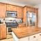 5 Mi to Big Bear Lake Cozy Cottage with Hot Tub