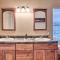5 Mi to Big Bear Lake Cozy Cottage with Hot Tub