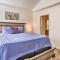 5 Mi to Big Bear Lake Cozy Cottage with Hot Tub