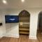 Westons Hideaway, 2 Bed, Free Parking, 6 mins walk to beach,