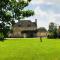 BUSCOT MANOR with HOT TUB-WILD SWIM-PADDLEBOARD-BIKES-BBQ-WALKS &SLEEPS UP TO 20 - Buscot