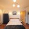 The Cottage-Large central property with Estuary views and private parking