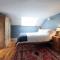The Cottage-Large central property with Estuary views and private parking