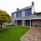The Cottage-Large central property with Estuary views and private parking