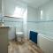 The Cottage-Large central property with Estuary views and private parking