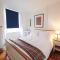 The Cottage-Large central property with Estuary views and private parking