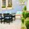 OLI-OLI HOUSE CITY CENTER, TWO ADJACENT HOUSE X11 people,DOUBLE KITCHEN, COURTYARD,