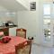 Three-Bedroom Apartment In Supetar