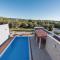 Two-Bedroom Apartment In Verunic