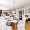 4 Bedroom Gorgeous Home In Jurdani