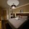 High Street - 2BD Apt - King Beds - Parking - Wise Stays