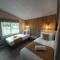 Waters Edge Lodge with Hot Tub