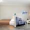 Marias modern studio 5min from beach