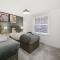Stylish 2 Bedroom 2 Bathroom Apartment - 8 Minutes Drive to Central MK - Free Parking, Fast WiFi & Smart TV by Yoko Property - 米尔顿凯恩斯