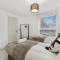 Stylish 2 Bedroom 2 Bathroom Apartment - 8 Minutes Drive to Central MK - Free Parking, Fast WiFi & Smart TV by Yoko Property - 米尔顿凯恩斯
