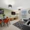 Stylish 2 Bedroom 2 Bathroom Apartment - 8 Minutes Drive to Central MK - Free Parking, Fast WiFi & Smart TV by Yoko Property - 米尔顿凯恩斯