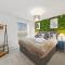 Stylish 2 Bedroom 2 Bathroom Apartment - 8 Minutes Drive to Central MK - Free Parking, Fast WiFi & Smart TV by Yoko Property - 米尔顿凯恩斯