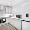 Crown Place 2 & 3 Bedroom Luxury Apts with Parking in Shepperton By 360Stays - Shepperton