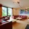 Scenic Villa near Lake View