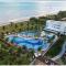 Apartamento a beira-mar com piscina