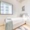 Spacious 3BR Apartment with Assistant Room in Sadaf 5 JBR by Deluxe Holiday Homes - Dubaj