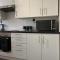 Modern Cosy Warm Home With Free Parking