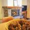 Apartament acollidor amb una gran llar de foc by RURAL DÀNEU