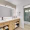 Newly Renovated Condo with SUP Paddle Boards and Golf Clubs Included