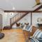 Garden Oasis-2br -1 min from the beach & pet friendly!