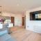 Central Penthouse with Hot Tub & Views 22