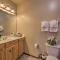Near Lake and Trails Show Low Condo with Grill! - شو لو