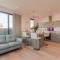 Central Penthouse with Hot Tub & Views 22