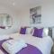 Central Penthouse with Hot Tub & Views 22