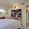 15th Floor Condo with Lanai, 2 Blocks to Beach!
