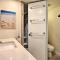 15th Floor Condo with Lanai, 2 Blocks to Beach!