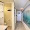 15th Floor Condo with Lanai, 2 Blocks to Beach!